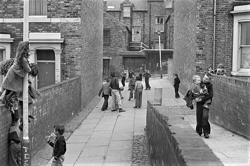 Abb. 1: Dokumentarfotografie Elswick Kids (1978) Tish Murtha © Ella Murtha. All rights reserved, DACS/Artimage 2021. Auf der Dokumentarfotografie von Tish Murtha aus den 1970er-Jahren sind Kinder auf der Strasse zu sehen, die sich den öffentlichen Raum nicht nur durch Präsenz sowie durch diverse Handlungen aneignen, sondern sich vor allem auch zeigen. In der aktuellen Gesellschaft haben sich die Räume von Kindern und Jugendlichen in das häusliche Umfeld, die Institutionen sowie medialen Räume verlagert.  «Erfahrungswelten von Kindern und Jugendlichen zeigen sich heute vor dem Hintergrund einer mediatisierten Lebenswelt, die dem Einzelnen ein hohes Maß an Selbstinszenierung und an Strategien der Selbstermächtigung im Umgang mit Medien, Institutionen, öffentlichem Raum etc. abverlangt.» (Westphal und Jörissen 2013, 10)  Diese Herausforderung verändert «Erfahrungs- und Handlungshorizonte und damit auch uns selbst wie auch das kollektive Miteinander» (Allert, Asmussen und Richter 2017, 10), sodass mediale Bildung(en) einen explizit transformativen Charakter aufweisen, der ein öffentliches Zeigen und Sich-Zeigen umfasst. Unabhängig von dem Wandel der beschriebenen Räume von Kindheit und Jugend, bleibt die von Oskar Negt und Alexander Kluge beschriebene Problematik, dass Öffentlichkeit zunächst Öffentlichkeit von Erwachsenen heißt (Negt und Kluge 1972, 464). So stellt sich die Frage, welche Möglichkeitsräume digitale Kinder- und Jugendöffentlichkeiten als Bestandteil kulturellen (Er)Lebens erfahren können. Der Experte für Kinderpolitik Michael Klundt argumentiert in diesem Zusammenhang für eine progressive Kinder- und Jugendöffentlichkeit, die auf eine «erweiterte individuelle und kollektive Erfahrungs- und Handlungsfähigkeit» im Sinne von «Mit- und Selbstbestimmung» abzielt (Klundt 2013, 31). Vor dem Hintergrund eines grundlegenden Rechts auf Beteiligung und Öffentlichkeit im Kindes- und Jugendalter (Klundt 2013, 31) vermittelt aktuell das Engagement von Kindern und Jugendlichen in Bezug auf die Klimakrise, z. B. im R