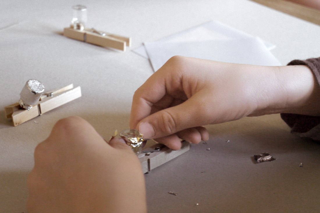 Bild der Glasbehältnisse, die Kinder bearbeiten