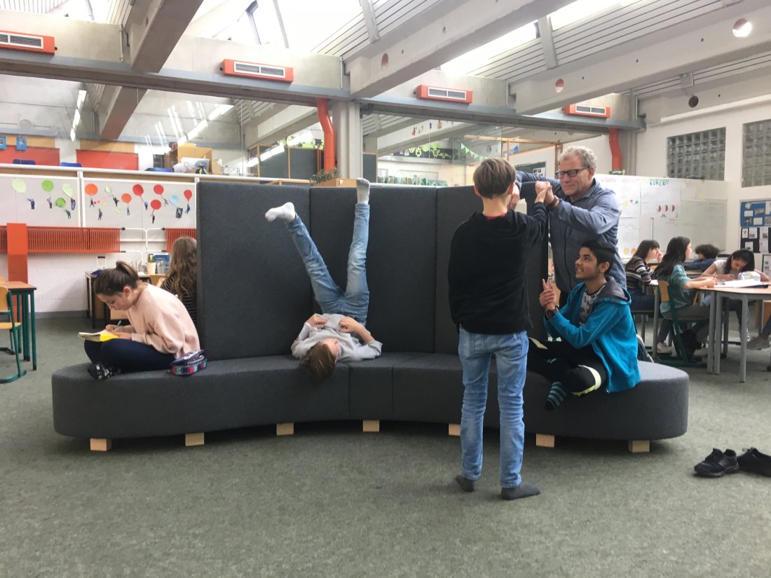 Abbildung 3: Die fertige „Sofa-Insel“ in Nutzung (Foto: Christian Timo Zenke