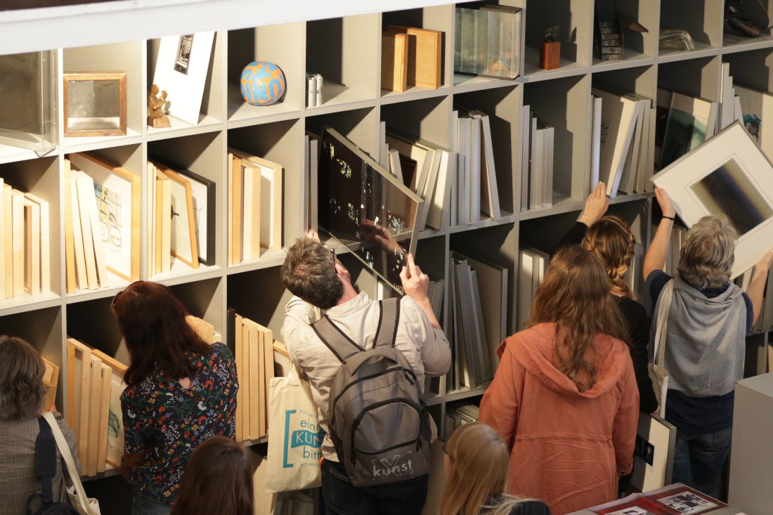 Bild 1: Bildausleihe in der artothek, Köln © Foto Jochen Müller
