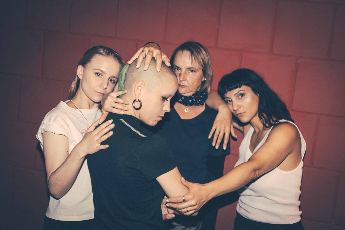 Foto mit Abbildungen von vier Tänzer*innen