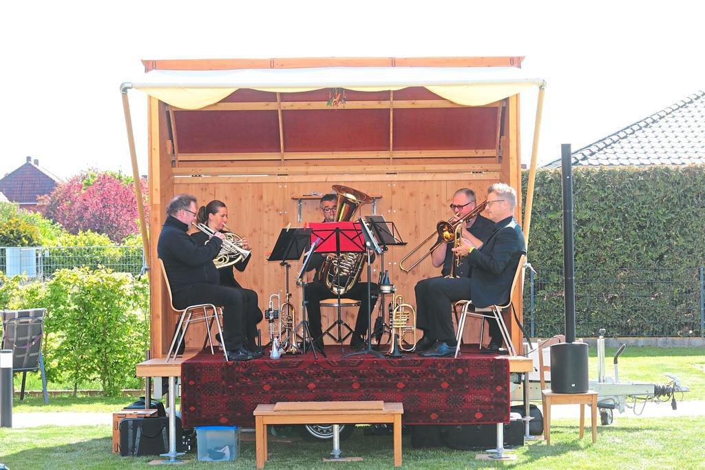 Haller Abb. 1 - Wald- und Wiesenkonzert auf der Bonsai-Bühne