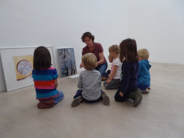 Bild 2: Bildauswahl in der artothek © Foto Renate Willmes