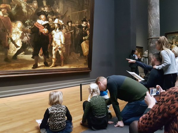 Abb. 2: Besucher*innen mit Inzoomern vor der Nachtwache