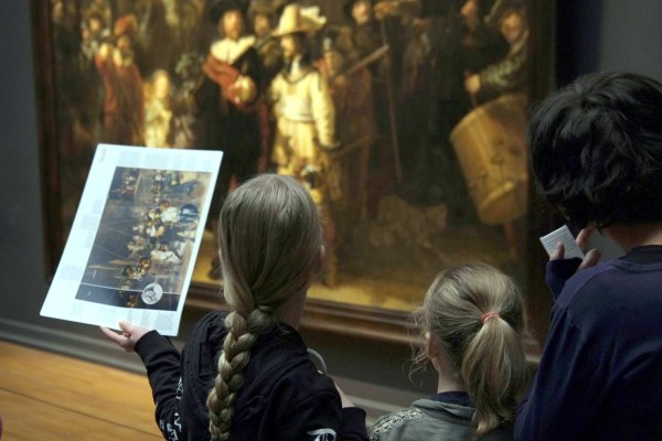 Abb. 3: Besucher*innen mit Inzoomern vor der Nachtwache