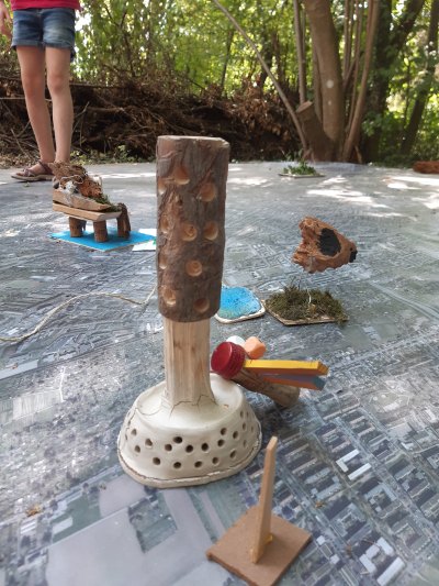 Abb. 2: Insektenhotel mit Wasserspender