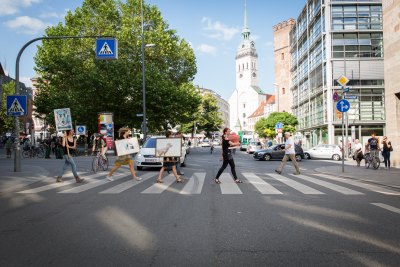 Bild 11: Performance Bilder durch die Stadt tragen © Foto Fabian Helmich