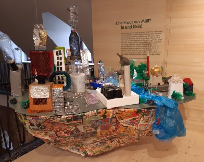 Abb. 8: Das Plastikmodell von Rüsselsheim in der Ausstellung