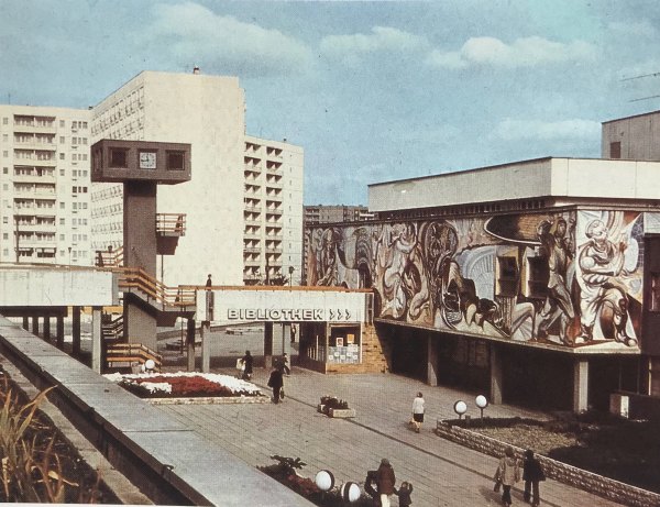 Erfurt-Rieth: Bibliothek mit Wandbild von Erich Enge aus dem Jahr 1976